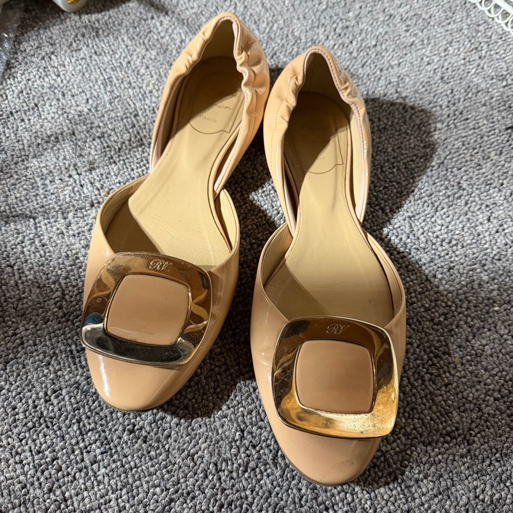 Roger Vivier beige flats